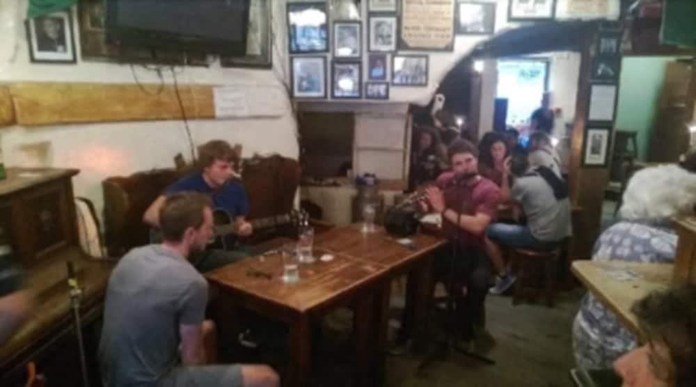 Celtic Lodge Guesthouse - Restaurant & Bar Дъблин Екстериор снимка