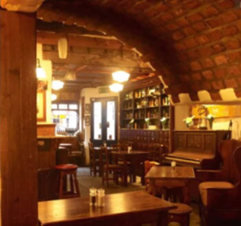 Celtic Lodge Guesthouse - Restaurant & Bar Дъблин Екстериор снимка